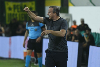 Buenos Aires, Argentina.- En las fotos tomadas el 20 de febrero del 2024, durante el partido entre Defensa y Justicia y Central Córdoba de Santiago del Estero por la fecha 6 de la Copa de la Liga en el Estadio Albirrojo. El Halcón y el Ferroviario no se sacaron diferencias en su encuentro. Defensa y Justicia comenzó con un gol de Dardo Miloc al minuto 19 del primer tiempo, pero luego igualó el encuentro Luciano Herrera en el minuto 25 de la misma etapa.