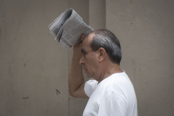 Buenos Aires, Argentina.- En las fotos tomadas el 7 de febrero del 2023, muestra las calles en medio de la ola de calor que atraviesa el país. A una semana de que se desataran los calores extremos en el norte y centro del país, el Servicio Meteorológico Nacional (SMN) activó varias alertas amarillas por tormentas que afectarán a algunos sectores de las provincias de Buenos Aires, La Pampa, Río Negro, Mendoza, La Rioja, Catamarca, Salta y Jujuy. Asimismo, señalaron que, a excepción de Jujuy, Salta y Tucumán, en el resto norte y centro del país continuarán las altas temperaturas.