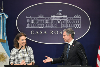 Buenos Aires, Argentina.- In photos taken on February 23, 2024, the Secretary of State of the United States, Anthony Blinken (right), held a joint press conference with his counterpart, Diana Mondino (left), at the Casa Rosada in Buenos Aires. Aires. Blinken assured that Argentina "can count" on the United States to stabilize its economy. Furthermore, he stressed that the United States represents the country with the greatest foreign investment in the South American country and expressed his desire to maintain it.