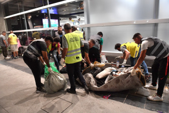 Buenos Aires, Argentina.- En las fotos tomadas el 4 de febrero del 2024, un total de 19 personas en situación de calle que dormían en el aeroparque Jorge Newbery fueron desalojadas este fin de semana en un operativo ordenado por organismos nacionales que operan en la estación aérea y el Ministerio de Desarrollo Humano y Hábitat porteño, se informó oficialmente.