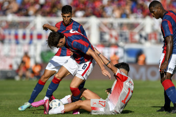 Buenos Aires, Argentina.- In the photos taken on February 13, 2024, during the match between San Lorenzo and Estudiantes de La Plata for the fifth round of the League Cup at the Nuevo Gasómetro stadium. San Lorenzo and Estudiantes La Plata tied 1-1. For San Lorenzo the goal was scored by Adam Bareiro (at 57 minutes). For Estudiantes La Plata the goal was scored by Javier Correa (at 13 minutes).