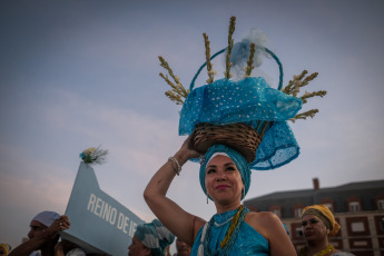 Mar del Plata, Argentina.- En las fotos tomadas el 4 de febrero del 2024, una multitud participa de la fiesta religiosa cultural y turística en la costa marplatense para homenajear a la mae Iemanjá y celebrar los 40 años de su realización en esta ciudad, además de los 25 consecutivos en la Playa Popular II. Como cada primer domingo de febrero y con una asistencia que se calcula en más de 15 mil personas, Mar del Plata fue escenario de la celebración que honra a la orixá africanista y rinde honor a la cultura y la Diversidad.