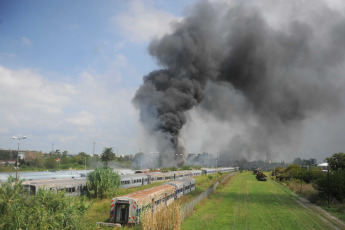 Buenos Aires, Argentina.- In the photos taken on February 27, 2024, six disused cars of the Roca train, which were in the workshops near the Gerli station, in the Buenos Aires district of Avellaneda, caught fire without affecting any units. that are part of the service or cause further damage, reported sources who participated in the operation to combat the flames.