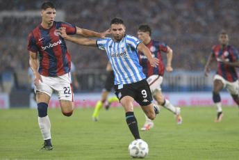 Avellaneda, Argentina.- La fotografía tomada el 9 de febrero de 2024 en el Estadio Racing Club muestra escenas del partido disputado entre el equipo local y San Lorenzo de Almagro. Adrián Martínez anotó tres goles para Racing, mientras que Mura anotó el único gol para San Lorenzo.