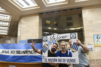 Buenos Aires, Argentina.- En las fotos tomadas el 20 de febrero del 2024, Bancarios y Corriente Federal de Trabajadores se manifestaron en rechazo a una eventual privatización del banco y emitieron un comunicado en el que expresaron que "la sociedad le dijo que no a la venta de las empresas públicas".