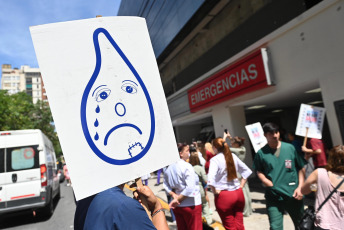 Buenos Aires, Argentina.- En las fotos tomadas el 22 de febrero del 2024, el personal nucleado en la Federación de Asociaciones de Trabajadores de la Sanidad Argentina (Fatsa) lleva adelante un paro de 24 horas "en defensa de la recomposición paritaria de los salarios" y ante "la ausencia de avances en las negociaciones convencionales con las cámaras".