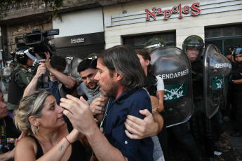 Buenos Aires, Argentina.- In photos taken on February 1, 2024, new clashes between police and protesters occurred outside Congress during the debate in the Chamber of Deputies of the so-called Bases law, which led legislators from the Kirchnerism and the left to present a motion to suspend the session, which was rejected by the majority of the legislative body.