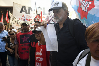 Buenos Aires, Argentina.- En las fotos tomadas el 15 de febrero del 2024, organizaciones sociales se concentraron frente a la sede de la Secretaría de Trabajo de la Nación, en reclamo de "un salario mínimo igual a la canasta básica" y la asistencia alimentaria para comedores y merenderos de todo el país, mientras se llevaba a cabo la reunión del Consejo del Salario Mínimo.