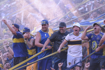 Buenos Aires, Argentina.- In the photos taken on February 1, 2024, during the match between Boca Juniors and Sarmiento de Junín at the Nuevo Gasómetro for the second date of Zone B of the Professional League Cup. Boca and Sarmiento did not differ in their meeting. The first half started positively for Boca Juniors, who took advantage of the opportunity to open the scoring with Miguel Ángel Merentiel in the 8th minute. Sarmiento equalized through a goal from José Mauri in the 26th minute of the second half.