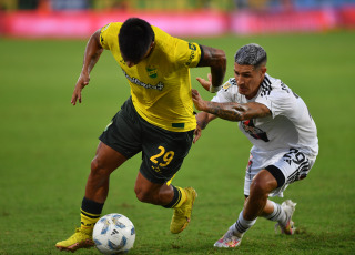 Buenos Aires, Argentina.- In the photos taken on February 26, 2024, during the match between Defensa y Justicia and Riestra in a match corresponding to date 7 of the League Cup at the Norberto "Tito" Tomaghello stadium. Defensa y Justicia tied 1-1 with Riestra. Before reaching the tie, the VAR was the protagonist of the controversy of the match by annulling a penalty in favor of Defensa y Justicia due to a previous offside.