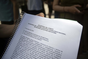 Buenos Aires, Argentina.- En las fotos tomadas el 1 de febrero del 2024, la Red de Autoridades de Institutos de Ciencia y Tecnología (Raicyt) entregó al directorio del Conicet un petitorio firmado por 12.000 integrantes del sistema científico reclamando la efectivización de los concursos de becas y la reincorporación del personal cesanteado en defensa del "sistema científico tecnológico nacional".