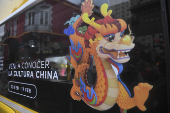 Buenos Aires, Argentina.- En las fotos tomadas el 9 de febrero del 2024, la comunidad china de argentina celebra el Año Nuevo con shows, danza del Dragón y música tradicional Buenos Aires. La comunidad china de Argentina dio inicio a las celebraciones de la llegada del "Dragón de Madera". El dragón es muy importante para toda la cultura china y, además de vigor y fuerza.