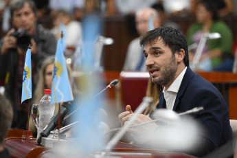 Chubut, Argentina.- En las fotos tomadas el 26 de febrero del 2024, tras el cruce entre el gobierno nacional y el gobernador de Chubut, Ignacio Torres, por la cancelación del envío de una parte del dinero del fondo coparticipable, la Legislatura chubutense decidió sesionar para tratar un proyecto de resolución. Torres, afirmó que recurrirá "a la vía judicial" en la disputa que este distrito tiene con el Gobierno nacional por los recursos coparticipables y puso "plazo hasta el miércoles para que haya una solución concreta".