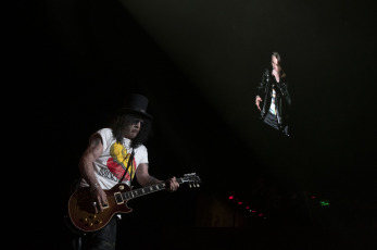 CABA, Argentina.- En la fotografía tomada el 9 de febrero de 2024 se muestra al músico británico Slash en su show en el Movistar Arena de Argentina. El recital lo dió junto a su banda 'Slash ft Myles Kennedy and The Conspirators'. El ex guitarrista de los Guns N' Roses también se presentará en el Cosquín Rock 2024.