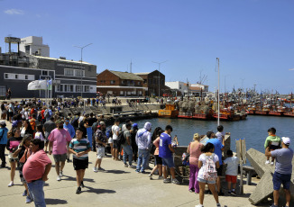 Mar del Plata, Argentina.- En las fotos tomadas el 13 de febrero del 2024, visitantes y turistas se despiden del fin de semana largo de Carnaval en Mar del Plata. El fin de semana largo de Carnaval registró uno de los índices de ocupación hotelera más altos de la temporada, con un lleno prácticamente total en destinos tradicionales de Carnaval -Jujuy, Entre Ríos y Corrientes- y niveles superiores al 90% para Mar del Plata y Villa Gesell, las dos ciudades con más plazas de alojamiento de toda la costa bonaerense.