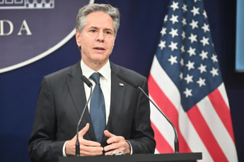 Buenos Aires, Argentina.- En las fotos tomadas el 23 de febrero del 2024, el secretario de Estado de los Estados Unidos, Anthony Blinken (foto), brindó una conferencia de prensa conjunta con su par, Diana Mondino, en la Casa Rosada en Buenos Aires. Blinken, aseguró que Argentina "puede contar" con Estados Unidos para estabilizar su economía. Además, remarcó que Estados Unidos representa el país con mayor inversión extranjera en el país sudamericano y expresó su deseo de mantenerlo.