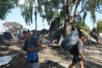 Buenos Aires, Argentina.- En las fotos tomadas el 29 de febrero del 2024, el Gobierno de la Ciudad de Buenos Aires realizó un operativo de desalojo en una de las entradas al Barrio Padre Carlos Mugica y de acceso a la terminal de ómnibus, que había sido ocupada ilegalmente hace cinco años para el funcionamiento de una feria informal y en la que se vendían artículos robados, entre otros productos.