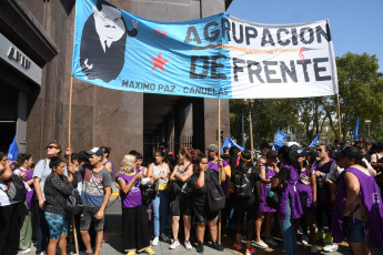 Buenos Aires, Argentina.- En las fotos tomadas el 29 de febrero del 2024, militantes y dirigentes de la Unión de Trabajadores y Trabajadoras de la Economía Popular (Utep) realizaron una concentración y protesta en las inmediaciones del Ministerio de Economía "para defender el trabajo de la economía popular", entre otras demandas.