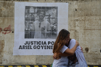 Entre Ríos, Argentina.- En la foto tomada el 23 de febrero de 2024, familiares y vecinos marchan hacia a la comisaría donde un hombre murió asfixiado mientras era trasladado por la policía. La Justicia de Entre Ríos investiga la muerte de un hombre de 38 años que falleció por asfixia el lunes pasado, cuando era trasladado a una comisaría de la ciudad de Paraná, y requirió que dos policías que lo inmovilizaron presenten abogados defensores mientras se analiza su responsabilidad en el hecho, informaron fuentes judiciales. La muerte de Ariel Goyeneche (38), padre de una niña de 12, ocurrió el lunes frente a la Comisaría Segunda de Paraná, en el centro de la capital entrerriana, y en la investigación trabaja personal de Gendarmería Nacional e interviene el Comité de Prevención de la Tortura Nacional y provincial.