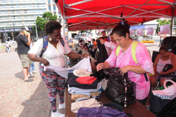 Buenos Aires, Argentina.- En las fotos tomadas el 27 de febrero del 2024, contra el cierre de los comedores populares, el movimiento piquetero realizó una jornada solidaria de donaciones de alimentos no perecederos y útiles escolares para entregar a quienes asisten a los comedores y merenderos que administra la organización social en distintos lugares del país.