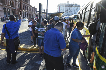 Buenos Aires, Argentina. - In the photos taken on February 21, 2024, delays and long lines of passengers are recorded at bus stops in Buenos Aires. The La Fraternidad union has been carrying out a 24-hour train strike since midnight tonight that affects the entire railway service, to demand "a salary recomposition" of what was lost due to the inflationary increase.