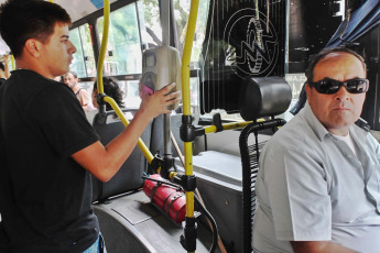 Buenos Aires, Argentina.- En las fotos tomadas el 7 de febrero del 2024, las personas usan el transporte público en Buenos Aires, en medio del aumento de sus tarifas. El transporte público en el Área Metropolitana de Buenos Aires (AMBA) son más caro. Con el objetivo de reducir el gasto en subsidios, la Secretaría de Transporte fijó los boletos mínimos del colectivo y el tren en $270 y $130 (peso argentino), respectivamente.