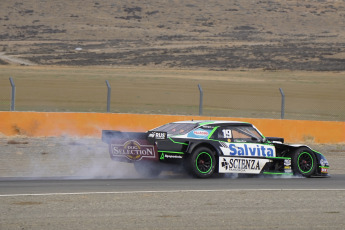 Santa Cruz, Argentina.- En la fotografía tomada el 24 de febrero de 2024 en Santa Cruz, Argentina se muestran momentos de la carrera de Turismo Carretera realizada en El Calafate. Con esta carrera no sólo inició el 84º campeonato de su historia, sino también inauguró una Nueva Era entre sus marcas, con nuevos modelos de carrocería: Ford Mustang, los Chevrolet Camaro y los Dodge Challenger. El Campeón vigente, Mariano Werner, logró la primera pole con un Ford Mustang.