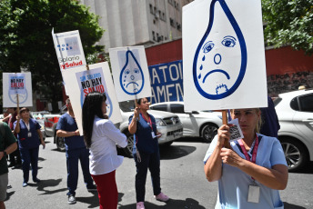 Buenos Aires, Argentina.- In the photos taken on February 22, 2024, the personnel gathered in the Federation of Associations of Argentine Health Workers (Fatsa) carry out a 24-hour strike "in defense of the equal recomposition of the salaries" and in the "absence of progress in conventional negotiations with the chambers."