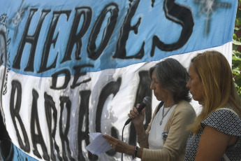 Buenos Aires, Argentina.- En las fotos tomadas el 5 de febrero del 2024, familiares y amigos de las víctimas del incendio de Iron Mountain recordaron a los "Héroes de Barracas" al cumplirse diez años de la trágica jornada en la que murieron ocho bomberos y dos rescatistas de Defensa Civil cuando combatían las llamas desatadas en el depósito de la empresa internacional.