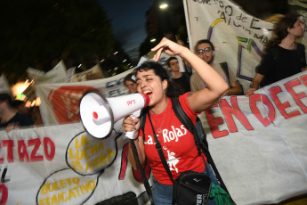 Buenos Aires, Argentina.- En las fotos tomadas el 21 de febrero del 2024, el Centro de Estudiantes de la Facultad de Filosofía y Letras de la Universidad de Buenos Aires (UBA), realizó un "cacerolazo" para reclamar por "presupuesto universitario, boleto educativo y salario digno para docentes y no docentes".