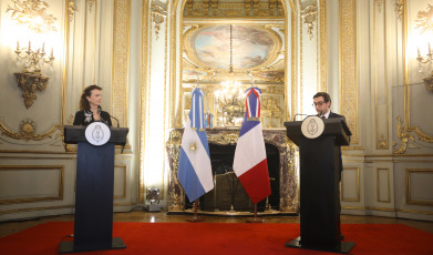 Buenos Aires, Argentina.- En las fotos tomadas el 19 de febrero del 2024, la canciller argentina, Diana Mondino (izquierda), y el ministro de Exteriores francés, Stéphane Séjourné (right), en una reunión que mantuvieron en Buenos Aires. Los ministros, no descartaron que las prolongadas y complejas negociaciones de un acuerdo de asociación estratégica entre el Mercosur y la Unión Europea (UE) prosigan de manera "fraccionada" o se busquen acuerdos en áreas específicas, más allá de la comercial.