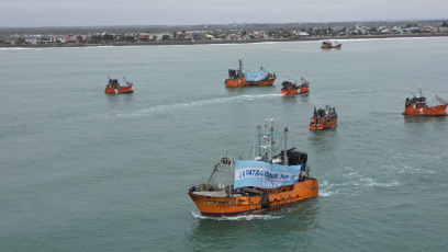 Chubut, Argentina.- In the photos taken on February 26, 2024, 52 boats from the fishing fleet claim Rawson in support of the governor of Chubut, Ignacio Torres, who launched a threat to the Nation for stopping the sending of funds of federal co-participation. The Patagonian province claims the illegal retention of $13.5 billion and threatens to cut off the supply of crude oil and gas.