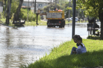 Buenos Aires, Argentina.- En las fotos tomadas el 13 de febrero del 2024, muestra calles inundadas tras la crecida el Río de la Plata. El Servicio de Hidrografía Naval (SHN) actualizó el alerta por crecida del Río de la Plata en la Ciudad de Buenos Aires y las zonas costeras del norte y del sur del conurbano bonaerense, donde se registrarán alturas superiores a los 2.30 metros, a la vez que permanece vigente otro alerta para la costa atlántica, entre Mar del Plata y San Clemente del Tuyú.