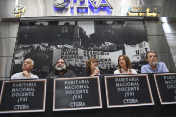 Buenos Aires, Argentina.- En las fotos tomadas el 14 de febrero del 2024, la Confederación de Trabajadores de la Educación (Ctera) advirtió que "peligra el inicio de clases" y reiteró su pedido al Gobierno nacional para la "urgente convocatoria" a la paritaria nacional docente, a pocos días del comienzo del ciclo lectivo en todo el país.