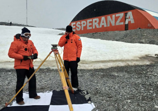 Antártida.- En las fotos tomadas el 7 de febrero del 2024, un equipo de técnicos del Instituto Geográfico Nacional viajó este verano a la Antártida equipado con un vehículo aéreo no tripulado (dron) capaz de realizar relevamientos aerofotogramétricos para comenzar un proyecto de actualización cartográfica de las bases argentinas en el continente blanco, lo que permitirá profundizar el conocimiento científico de esos territorios y consolidar la presencia soberana en ese territorio.