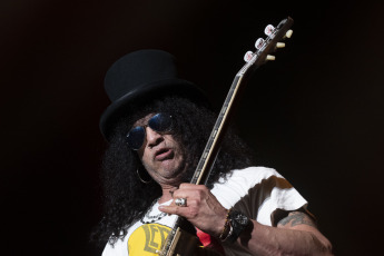 CABA, Argentina.- En la fotografía tomada el 9 de febrero de 2024 se muestra al músico británico Slash en su show en el Movistar Arena de Argentina. El recital lo dió junto a su banda 'Slash ft Myles Kennedy and The Conspirators'. El ex guitarrista de los Guns N' Roses también se presentará en el Cosquín Rock 2024.