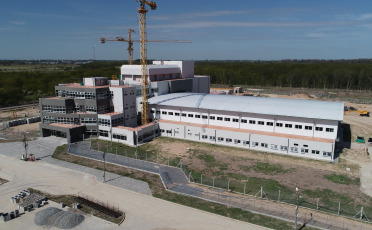 Bariloche, Argentina.- En las fotos tomadas el 23 de febrero del 2024, la empresa rionegrina Invap concluyó en el Centro Atómico Bariloche la construcción de un tanque reflector que será instalado en el reactor multipropósito RA-10, en Ezeiza, y terminó, así, con el componente más complejo del reactor y a la vez crítico para que se puedan desarrollar todas sus aplicaciones, según se informó.