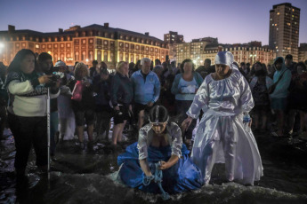 Mar del Plata, Argentina.- En las fotos tomadas el 4 de febrero del 2024, una multitud participa de la fiesta religiosa cultural y turística en la costa marplatense para homenajear a la mae Iemanjá y celebrar los 40 años de su realización en esta ciudad, además de los 25 consecutivos en la Playa Popular II. Como cada primer domingo de febrero y con una asistencia que se calcula en más de 15 mil personas, Mar del Plata fue escenario de la celebración que honra a la orixá africanista y rinde honor a la cultura y la Diversidad.