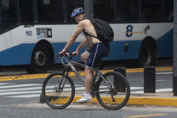 Buenos Aires, Argentina.- In the photos taken on February 7, 2023, they show the streets in the midst of the heat wave that is passing through the country. A week after the extreme heat broke out in the north and center of the country, the National Meteorological Service (SMN) activated several yellow alerts for storms that will affect some sectors of the provinces of Buenos Aires, La Pampa, Río Negro, Mendoza , La Rioja, Catamarca, Salta and Jujuy. Likewise, they pointed out that, with the exception of Jujuy, Salta and Tucumán, high temperatures will continue in the rest of the north and center of the country.