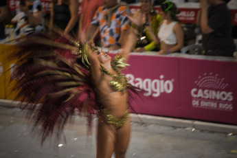 Gualeguaychú, Argentina.- En las fotos tomadas el 1 de febrero del 2024, muestra la nueva edición del carnaval de Gualeguaychú, que comenzó el 6 de enero y se extiende hasta el 24 de febrero. Cuatro comparsas recorrieron los 500 metros de pasarela al aire libre desplegados a lo largo de la antigua estación de tren, convertida ahora en el corsódromo Jose Luis Gestro, y se disputan el premio a la mejor del año.