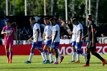 Buenos Aires, Argentina.- In the photos taken on February 15, 2024, during the match between Deportivo Riestra and Vélez Sarsfield, in the continuity of the fifth date of zone A of the Professional League Cup at the Guillermo Laza Stadium . Vélez triumphed against Riestra 2-1. Fortín achieved its second consecutive victory in the tournament, while Malevo remains without a win and is in last place in its area with one point.