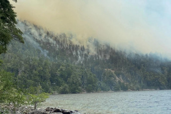 Patagonia, Argentina.- In the photos taken on February 20, 2024, firefighters fight forest fires in Nahuel Huapi Park. The Firefighters of the Argentine National Parks, said Monday, that the fires in Nahuel Huapi are close to being controlled and content, while in the allerces there were still active spotlights, with some 8,000 hectares of burned native forest, it was reported.