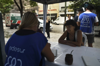 Buenos Aires, Argentina.- En las fotos tomadas el 12 de febrero del 2024, vecinos del barrio porteño de Caballito cortaron el tránsito para reclamar por la inmediata restitución del servicio eléctrico que desde hace varios días afecta a miles de usuarios. Son cerca de 10.000 usuarios los que permanecen sin suministro eléctrico y sin agua desde el sábado pasado, día en el que comenzaron los cortes generalizados.