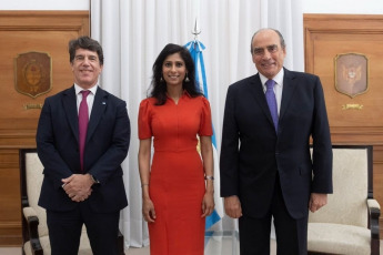 Buenos Aires, Argentina.- En las fotos tomadas el 22 de febrero del 2024, el presidente argentino, Javier Milei, recibió en la Casa Rosada a la subdirectora gerente del Fondo Monetario Internacional (FMI), Gita Gopinath (centro), quien se encuentra en Buenos Aires para reunirse con funcionarios del Gobierno y representantes de distintos sectores a fin de conocer la marcha de la economía.