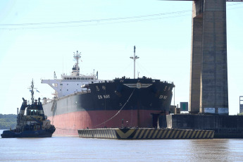 Entre Rios, Argentina.- En las fotos tomadas el 2 de febrero del 2024, una empresa concesionaria realiza el operativo de remoción del barco siniestrado en el Puente Mitre del Complejo Ferrovial Zárate-Brazo Largo, con un grupo de trabajo compuesto por 30 personas. Cinco días después del choque del barco de carga contra el puente Zárate-Brazo Largo, sobre las aguas del río Paraná, se retiró el navío del lugar.