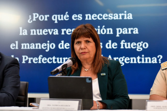 Buenos Aires, Argentina.- In photos taken on February 8, 2024, the Minister of Security, Patricia Bullrich, presented the protocol for the use of firearms for federal forces, but for now it will only apply to the Naval Prefecture. At a press conference, the Minister of Security announced that the Naval Prefecture will be able to use all types of weapons to stop being in a "disadvantageous situation in river patrolling", as a first step towards the reestablishment of the general regulations that will soon apply to all members of the federal security forces.