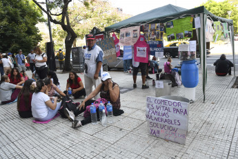 Buenos Aires, Argentina.- In the photos taken on February 5, 2024, social organizations grouped in the Union of Workers of the Popular Economy (UTEP) held a protest called the "hunger row" to request food assistance for the community kitchens, while the Government asked to make the claim through "official channels."