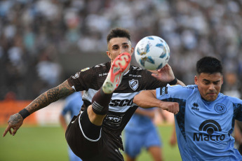 Buenos Aires, Argentina.- En las fotos tomadas el 15 de febrero del 2024, durante el partido entre Platense y Belgrano de Córdoba, en un partido válido por la quinta fecha de la Zona B de la Copa de la Liga Profesional en Vicente López. Platense y Belgrano igualaron 1 a 1. Así, el "Calamar" quedó en noveno puesto de la Zona B y el ‘Pirata’ en el penúltimo, sin conocer la victoria.