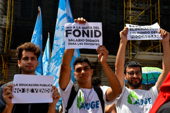 Buenos Aires, Argentina.- En las fotos tomadas el 22 de febrero del 2024, organizaciones sociales, movimientos estudiantiles y sindicatos, realizaron una manifestación frente al Ministerio de Educación Nacional (Plaza Pizzurno) en reclamo de kits escolares. Además lanzaron una gran campaña de solidaridad juntando útiles escolares y zapatillas, en todos los barrios, escuelas y facultades.