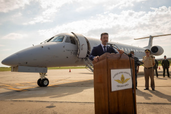 Buenos Aires, Argentina.- In the photos taken on February 5, 2024, the Minister of Defense, Luis Petri (front), led the presentation of an aircraft for the Air Force at the “El Palomar” air base. The presentation of the new aircraft, Embraer ERJ 140 LR (Long Range), a twin-engine regional range aircraft will be used to strengthen the operational capabilities of the I Air Brigade of the Argentine Air Force.